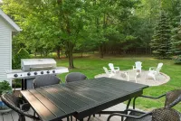 Gorgeous remodeled home in Harbor Springs with Hot tub Hotels in West Traverse Township
