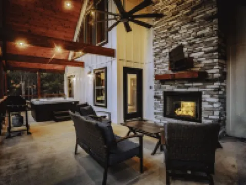 Romantic Couples Cabin minutes from Casino Excitement & Lakeside Serenity Hotels in Broken Bow