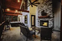 Romantic Couples Cabin minutes from Casino Excitement & Lakeside Serenity