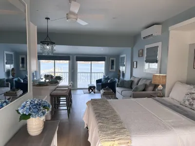 Newport, Coastal Retreat!  Boat Dock , jet srental & private chef  available..