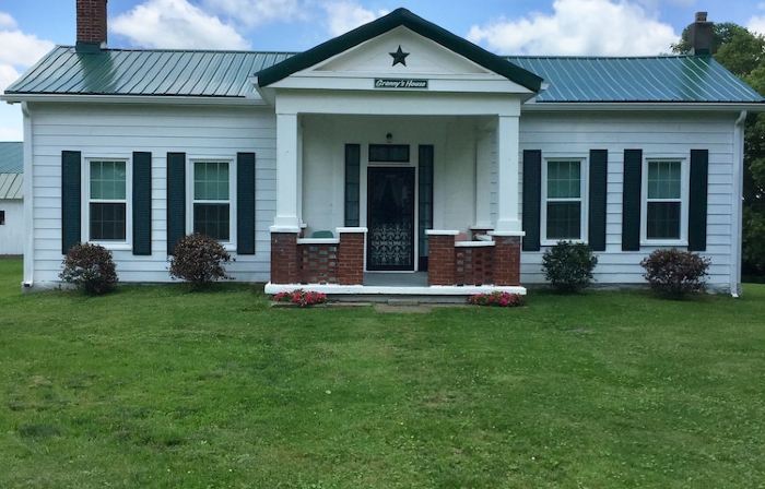 Granny’s House 2 bedroom, 5 miles to ark! Bonus walkthrough space with twin bed.