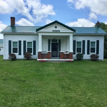 Granny’s House 2 bedroom, 5 miles to ark! Bonus walkthrough space with twin bed.
