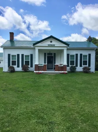 Granny’s House 2 bedroom, 5 miles to ark! Bonus walkthrough space with twin bed.