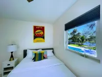 Waterfront Retreat, Large Pool, Hot Tub, Family-Friendly & Near Beach