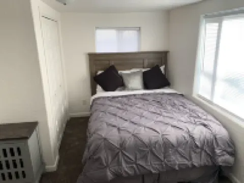 Cute Bungalow w/ garage Downtown Redmond - 4 guests