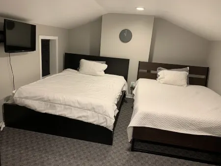 Entire two-unit four-story townhouse, for multi-family vacations; free parking