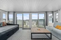 Lakeside Cottage ~ Pool, Hot tub & Private Beach