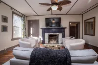 Cottage On Main- In The Heart Of Weston