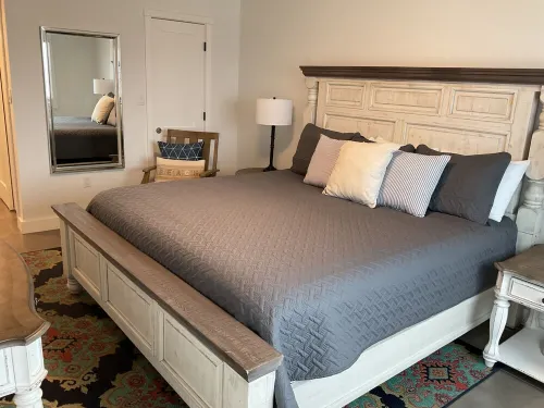 NEWLY RENOVATED-BEACH FRONT-TOP FLOOR-BRIGHT LIGHT-QUIET BUILDING