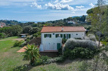 Villa with garden in the countryside 8 min to the town of Porto Azzurro