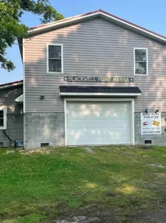 Sailor’s Choice @ Blackwell Point Marina. Pet friendly & boat slips available!