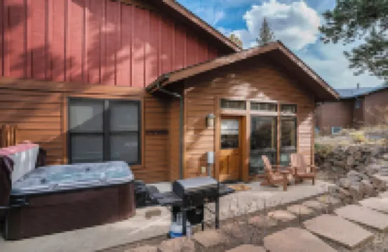 Bobcat Bunkhouse in Estes Park-3 Bed Family Retreat with Wi-Fi A/C Games Hot Tub