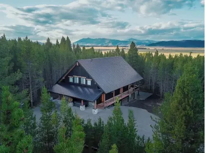 Midnight Pines Lodge+HotTub+Cent AC+20mYellowstone Hotels near Pinecone Playhouse at Mack's Inn Resort