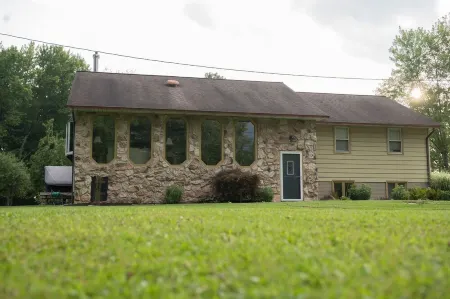 Secluded 5 acre getaway heated inground pool 6 person hot tub