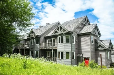 Ski in/Ski out 2 Bedroom Directly on Grammy Jay Run