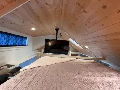 Experience the historic neighborhood of Ballard! 발라드 록스 주변 호텔