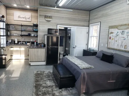 Cozy Garden cottage on 15 acres is perfect executive rental or couples retreat.