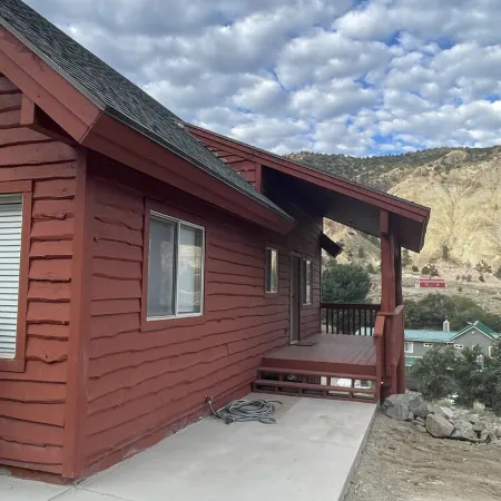 Charming cabin retreat near the picturesque Sevier River and Piute ATV trail.