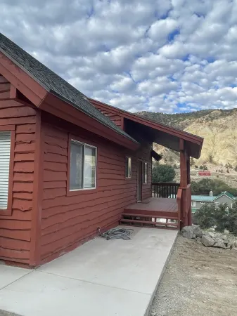 Charming cabin retreat near the picturesque Sevier River and Piute ATV trail.