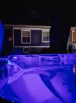 Lucky 7s Bungalow with hot tub