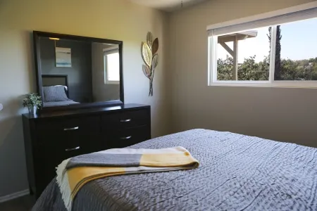 Over the Oaks - Great View - Whole Home - Stylish Отели рядом с достопримечательностью «Лейк Шервуд»