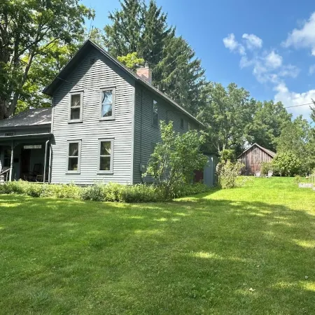 Charming 3-bedroom farmhouse in welcoming Skaneateles, short walk to village.