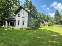 Charming 3-bedroom farmhouse in welcoming Skaneateles, short walk to village. Hotels near F C Austin Park