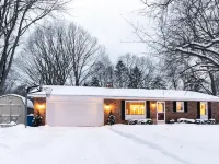 Chic~AquaCottage/Walk2Beach/FencedYard/GameRM Hotels in Park Township