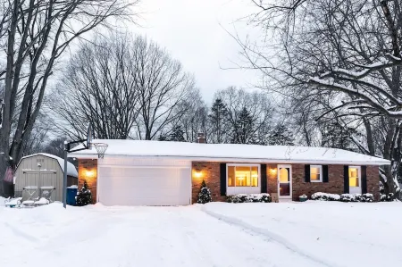 Chic~AquaCottage/Walk2Beach/FencedYard/GameRM