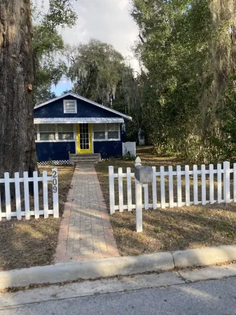 Southern Comfort 2-BR Cottage-Downtown Inverness