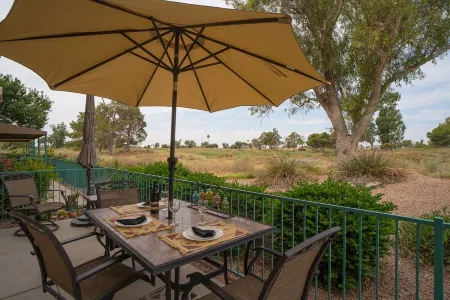 Beautiful Golf Course view with gorgeous sunsets Отели рядом с достопримечательностью «Arizona State University Polytechnic Campus»