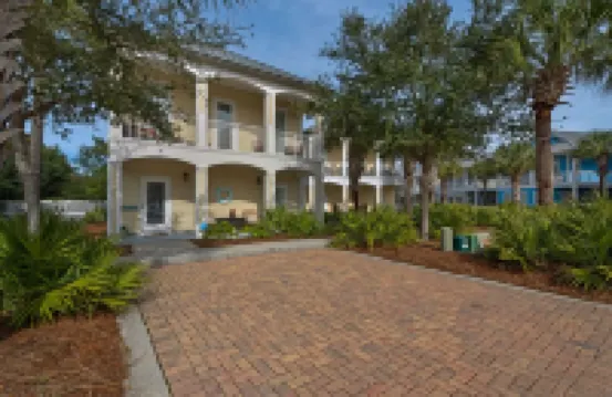 Welcome to The 4 Seas Cottage - FREE Beach Serv.  In Season Mar - Oct!