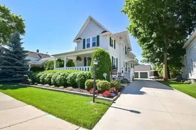 NEW! Historic Gem Steps To The Square!