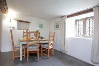 Beautiful apartment within Grade 1 listed Manor House