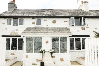 Beachfront Swyn Y Mor Cottage Hotels near Rhos Fynach Mini Golf