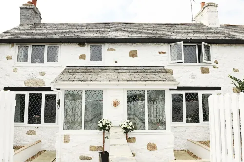 Beachfront Swyn Y Mor Cottage