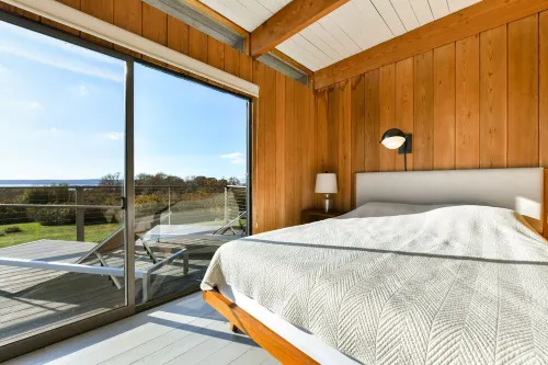 Menemsha Pond views & access! Mid-century renovated beach house. Dogs welcome.