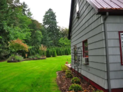 1880's Farm House on a Christmas Tree Farm 5 Minutes to Oregon State University Hotels in Corvallis