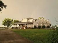Eureka Springs/Branson Zoo Safari Park House, huge pool, Sleeps 11 on 4 acres