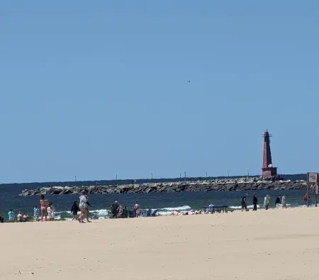 Elegant Muskegon Getaway in trendy Lakeshore district Отели рядом с достопримечательностью «Беюкма Плейфилд»