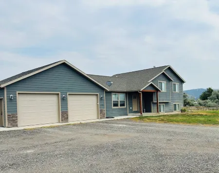 The Grey House is 2 minutes to the Lake 5 minutes to Fox Ridge golf course.