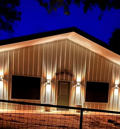 Cozy cabin that sleeps 6  with AC and WiFi on beautiful Palo Pinto lake..