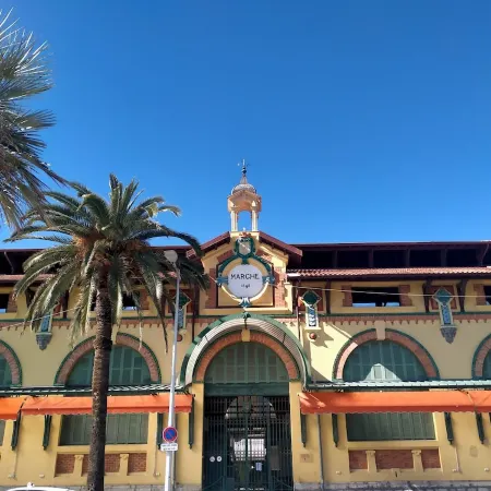 In the center of Menton, near the sea