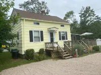 3 Bed 1.5 bath cottage in walking distance to Narragansett Town Beach & Pier Point Judith Lighthouse附近的飯店