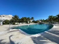 NEW Stunning Beachfront Condo at the Coral Beach - Kolam Renang
