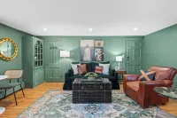 NEW 1BR on Salem Common l Steps to Witch Museum and Downtown l Fenced in Yard