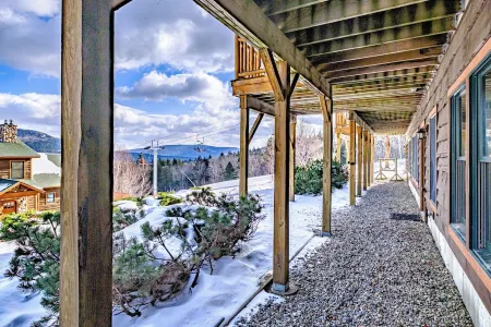 Slopeside on Tempest Trail – Ski-in/Ski-Out Luxury at Sunday River Отели в г. Ньюри