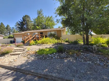 Beautiful country style get-away close to ski resorts Отели в г. Кутеней