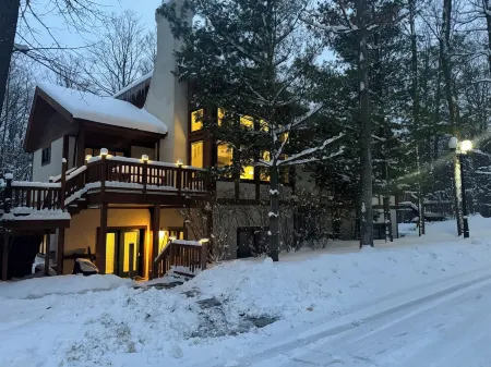 Freshly updated Luxury condo at Boyne Mountain Disciples Village.  616-822-4979