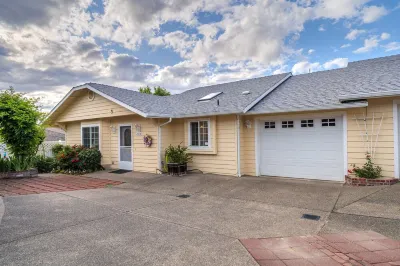 COMFY-COZY, Quiet, EV car CHARGER, GARAGE, Recliner Hotels near Schroeder Park